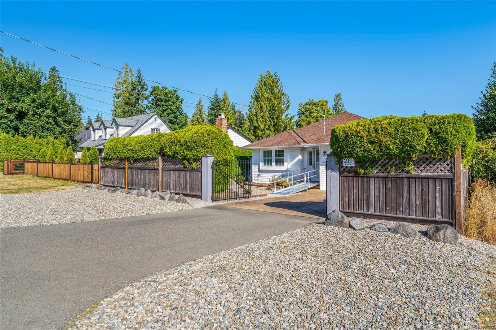 219 Sixth Ave West, Qualicum Beach, BC