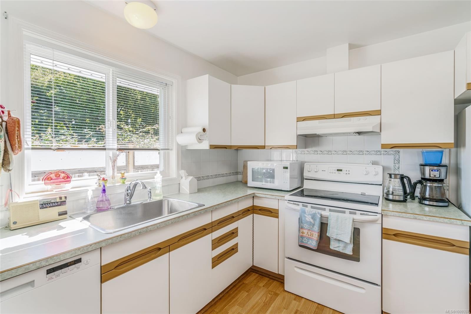 219 Sixth Ave West, Qualicum Beach, BC