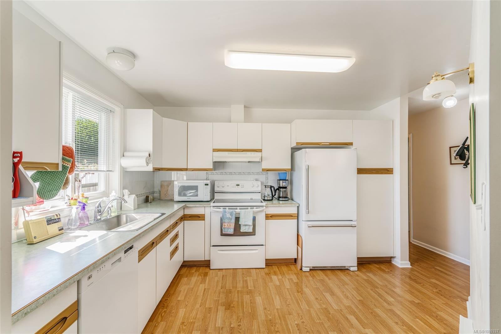 219 Sixth Ave West, Qualicum Beach, BC