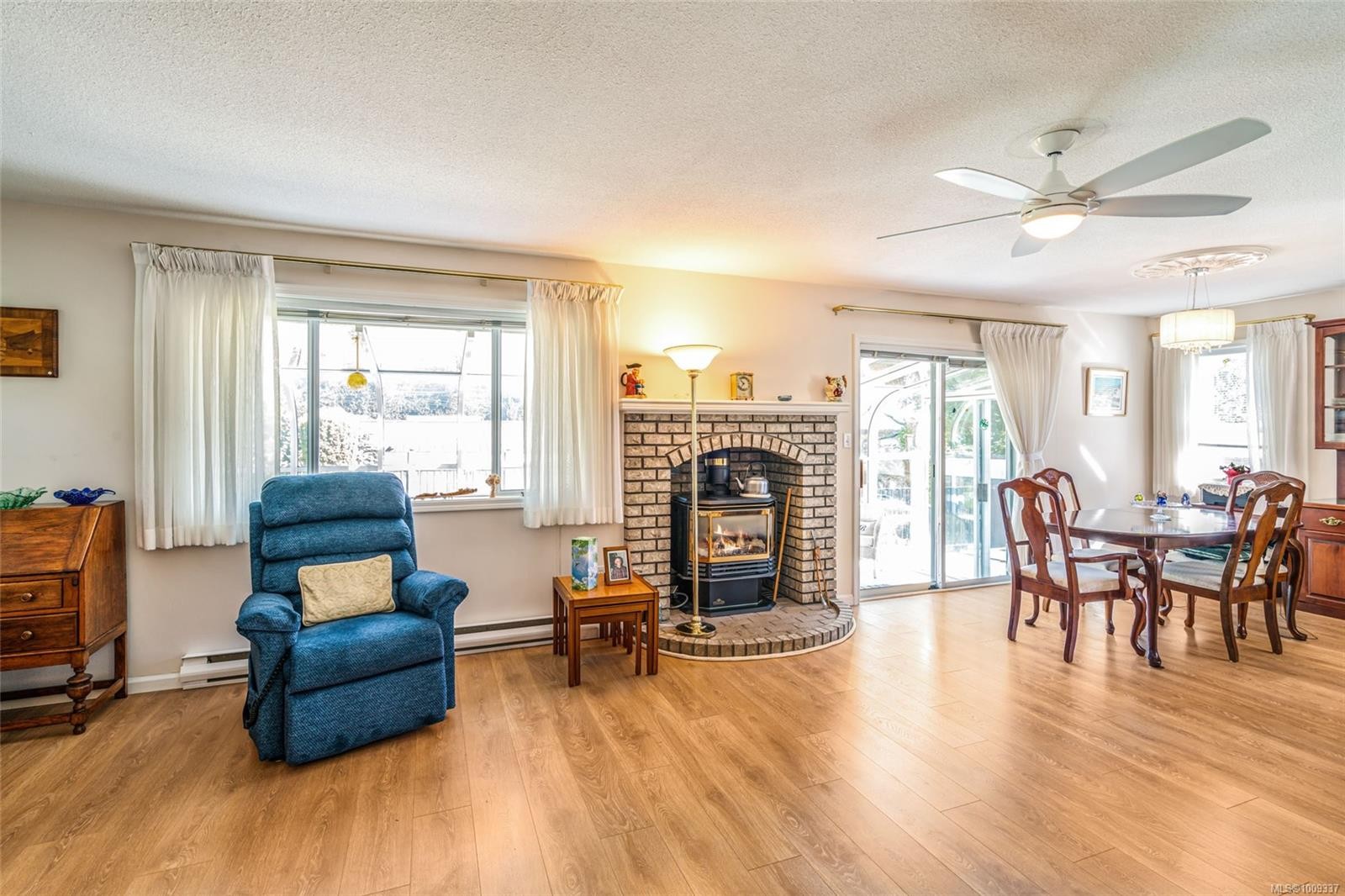 219 Sixth Ave West, Qualicum Beach, BC