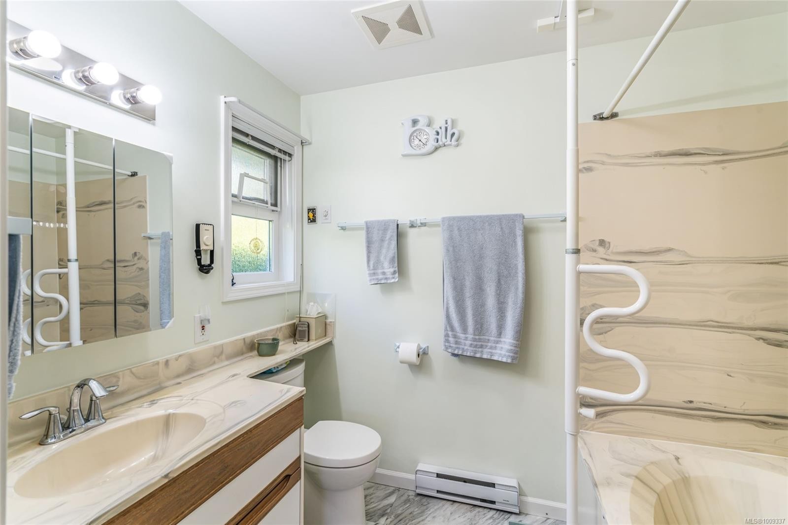 219 Sixth Ave West, Qualicum Beach, BC