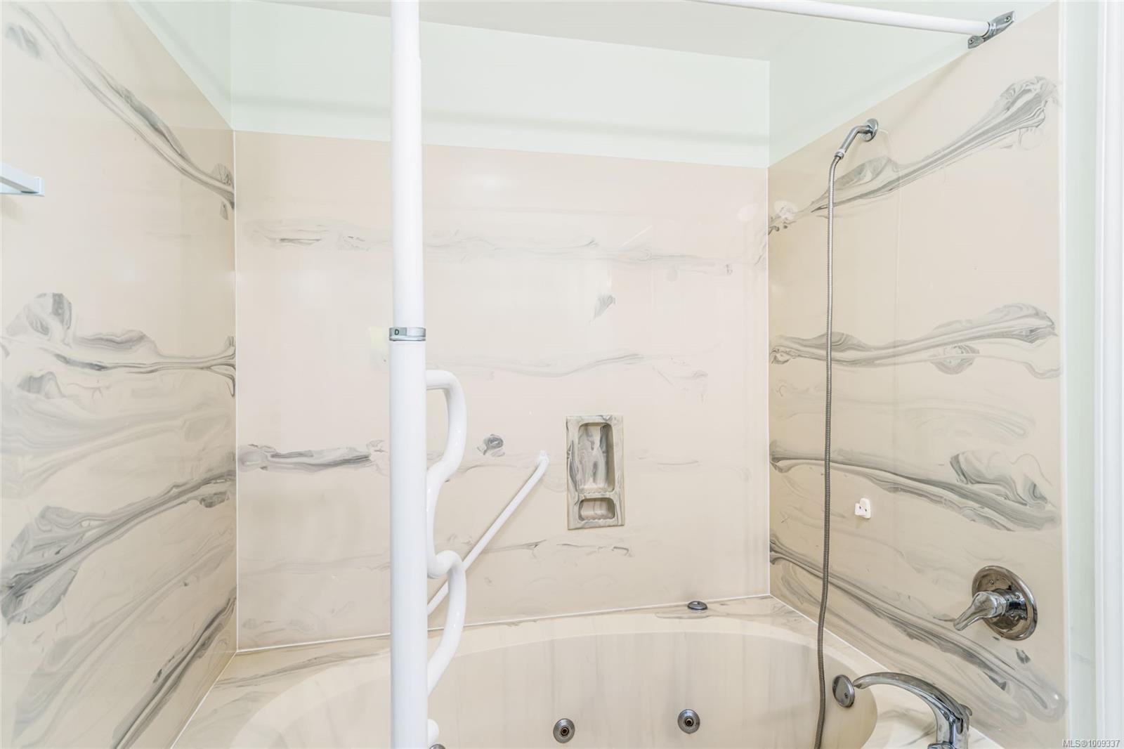 219 Sixth Ave West, Qualicum Beach, BC