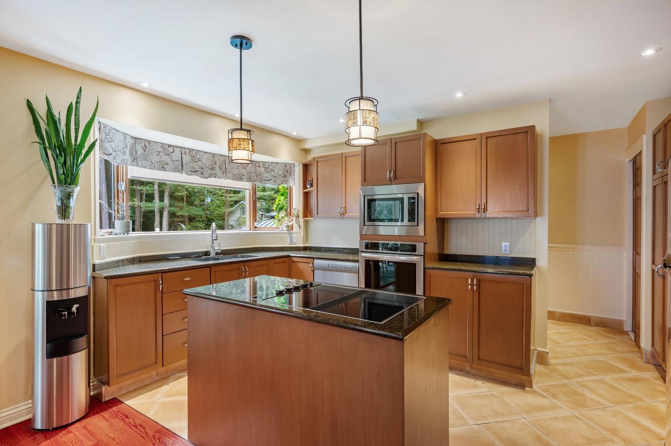 Cuisine - 1386 Rue Des Peupliers, Mont-Saint-Hilaire, QC - Indoor Photo Showing Kitchen With Double Sink