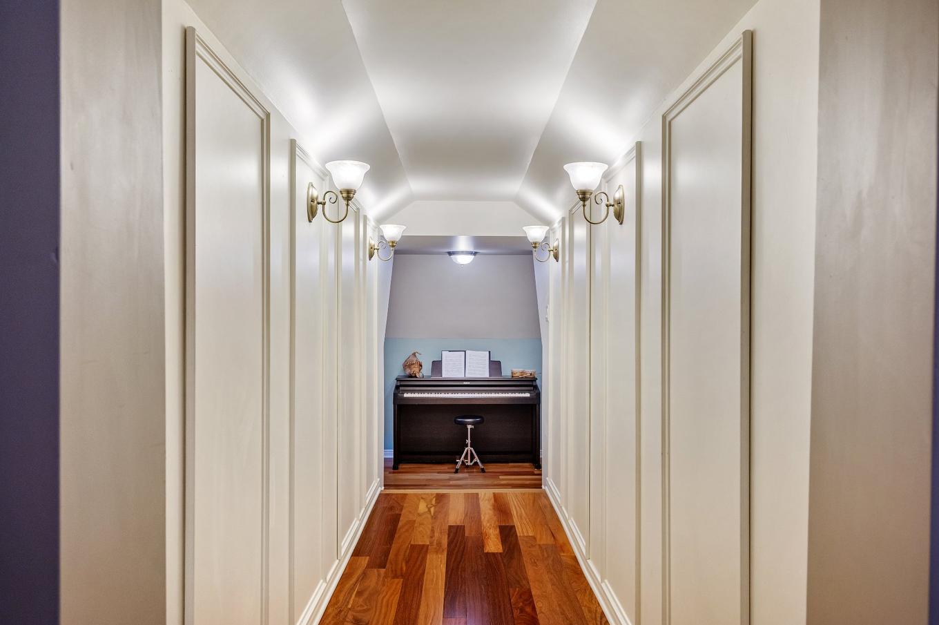 Corridor - 1386 Rue Des Peupliers, Mont-Saint-Hilaire, QC - Indoor Photo Showing Bathroom