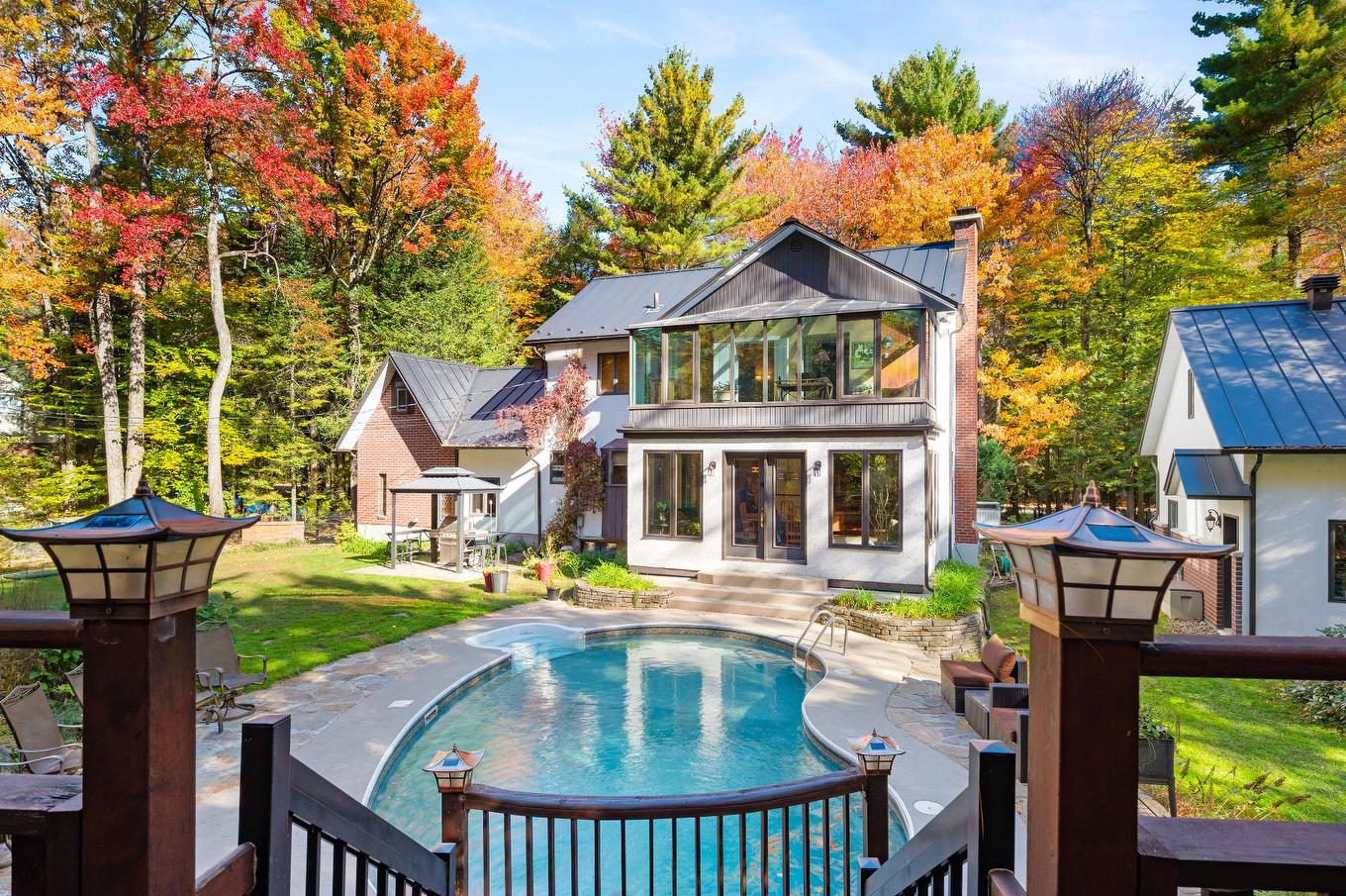 Face arrière - 1386 Rue Des Peupliers, Mont-Saint-Hilaire, QC - Outdoor With In Ground Pool