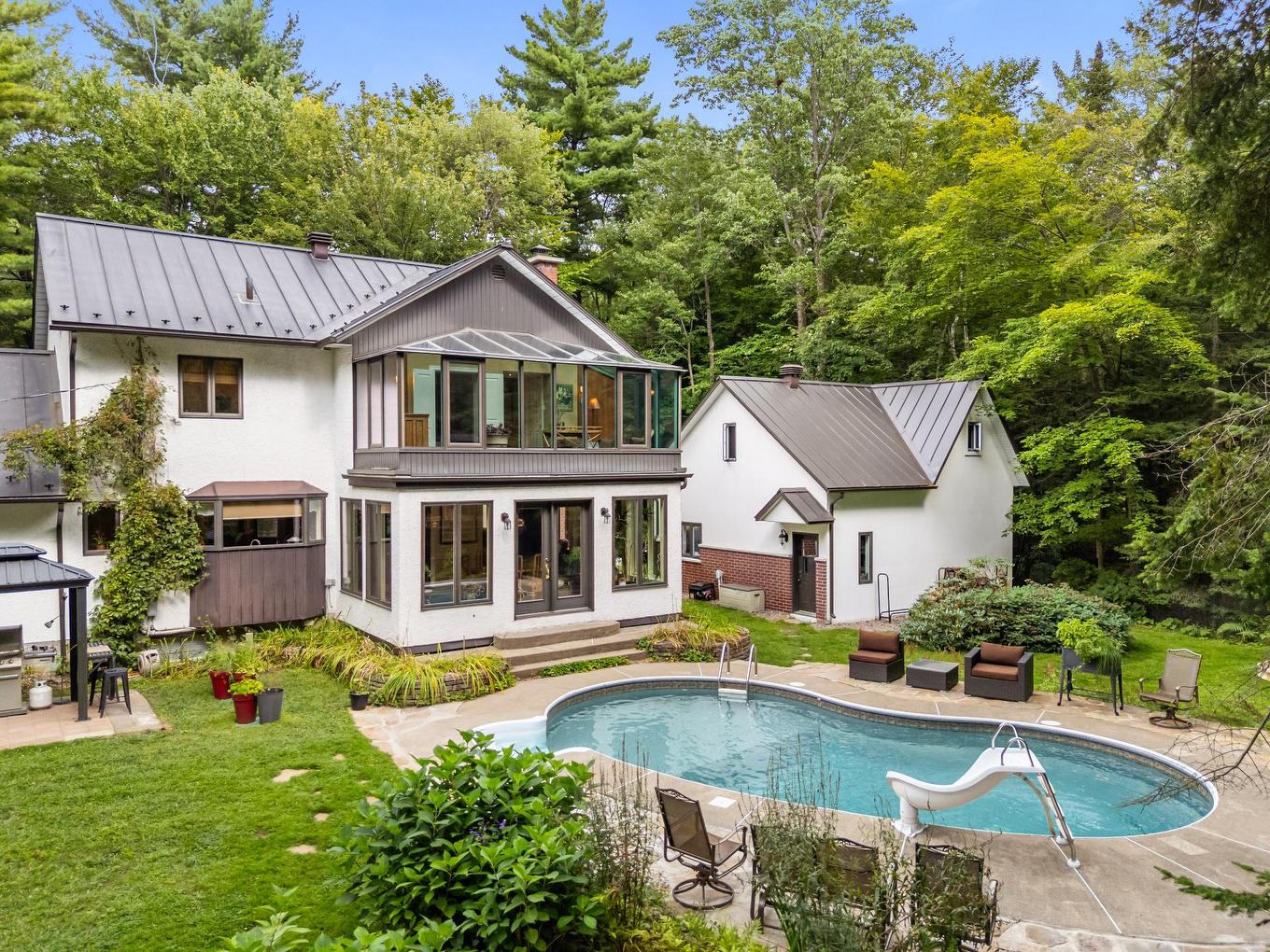 Face arrière - 1386 Rue Des Peupliers, Mont-Saint-Hilaire, QC - Outdoor With In Ground Pool With Backyard