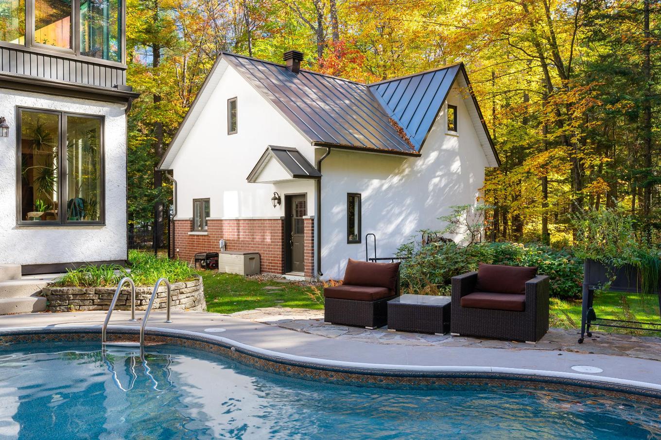 Garage - 1386 Rue Des Peupliers, Mont-Saint-Hilaire, QC - Outdoor With In Ground Pool