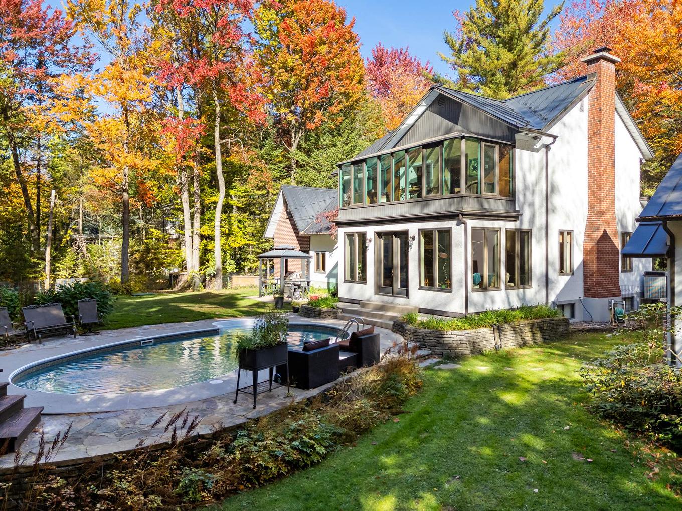 Face arrière - 1386 Rue Des Peupliers, Mont-Saint-Hilaire, QC - Outdoor With In Ground Pool