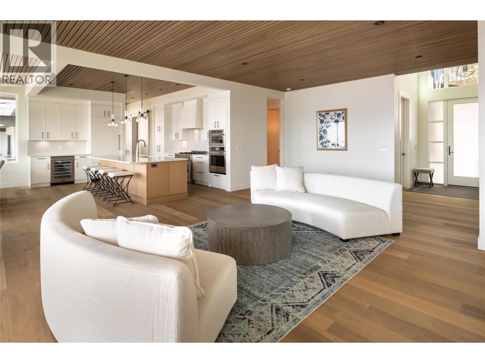 5650 The Edge Place Unit# 110, Kelowna, BC - Indoor Photo Showing Living Room