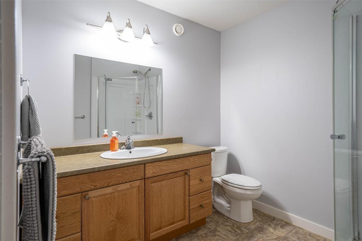 3774 Glover Avenue, Armstrong, BC - Indoor Photo Showing Bathroom