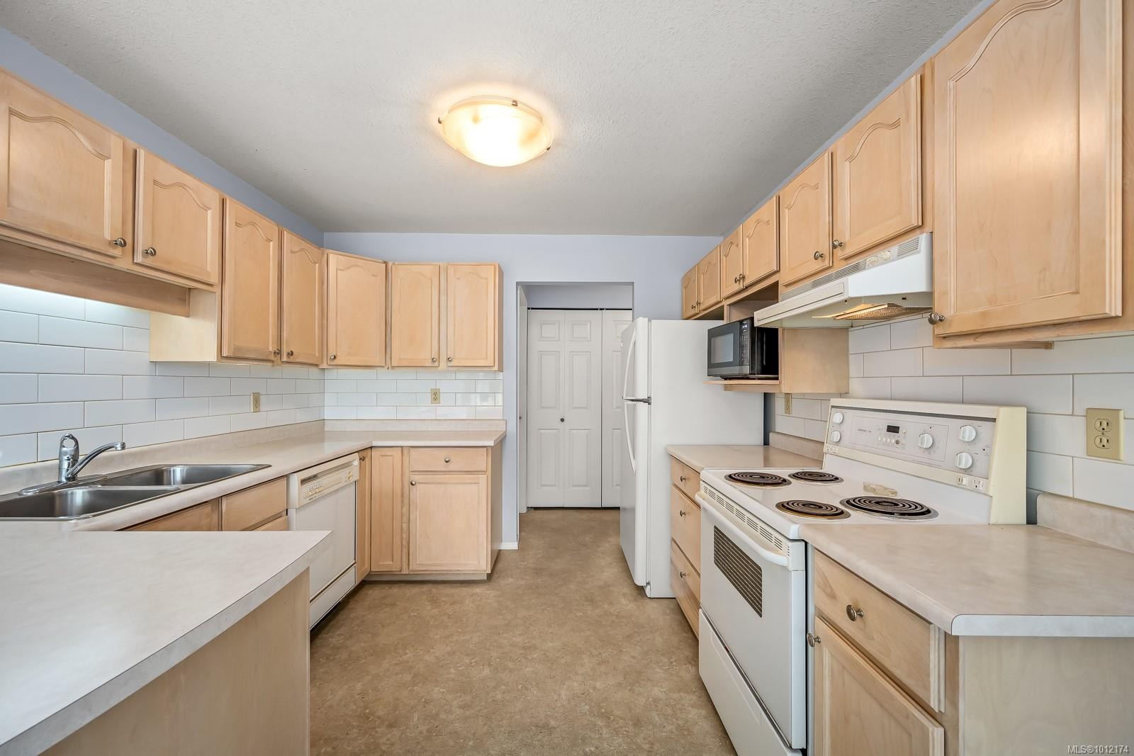 103-1902 Comox Ave, Comox, BC - Indoor Photo Showing Kitchen With Double Sink
