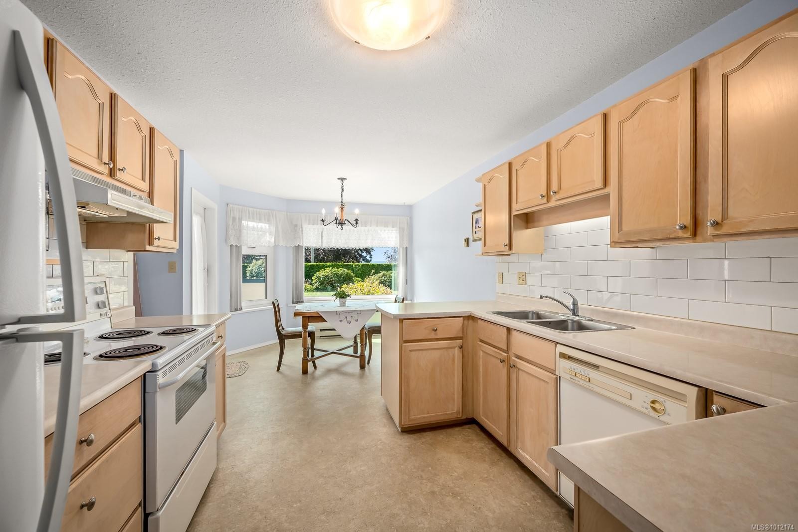 103-1902 Comox Ave, Comox, BC - Indoor Photo Showing Kitchen With Double Sink