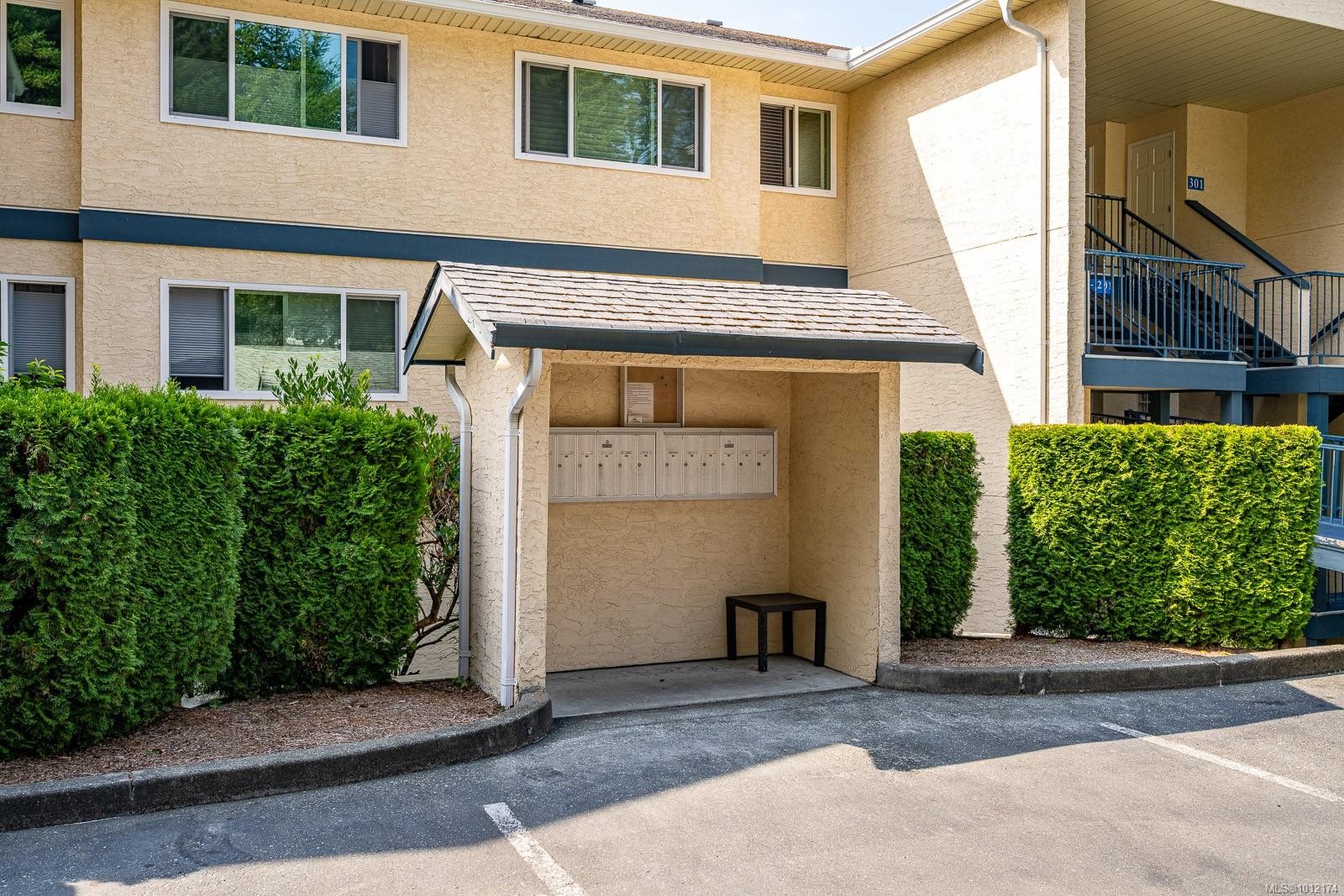 103-1902 Comox Ave, Comox, BC - Outdoor