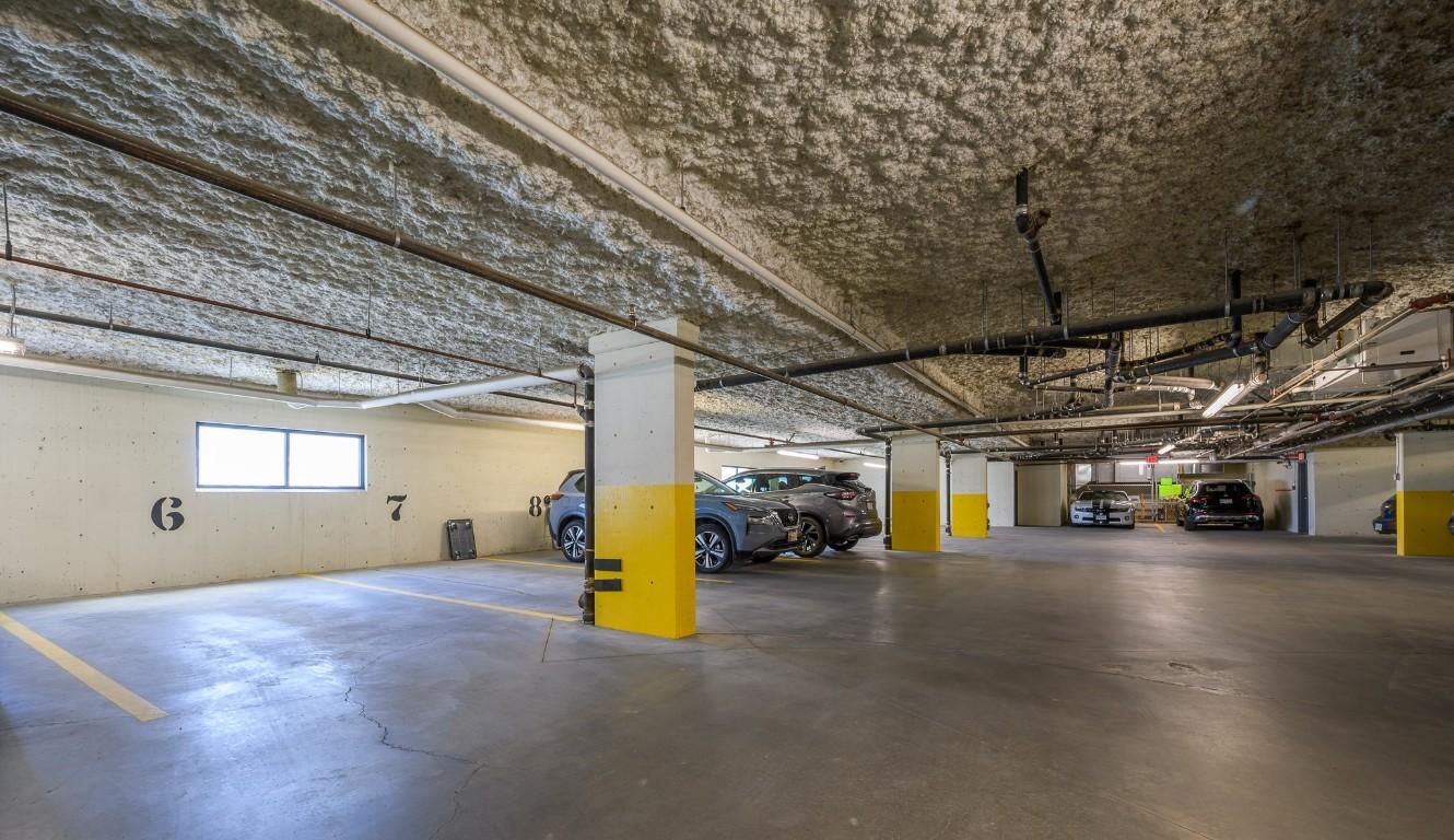 1201-1405 Springhill Drive, Kamloops, BC - Indoor Photo Showing Garage