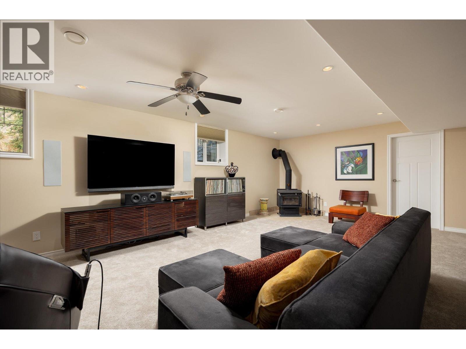 802 Coulthard Road, Cawston, BC - Indoor Photo Showing Living Room