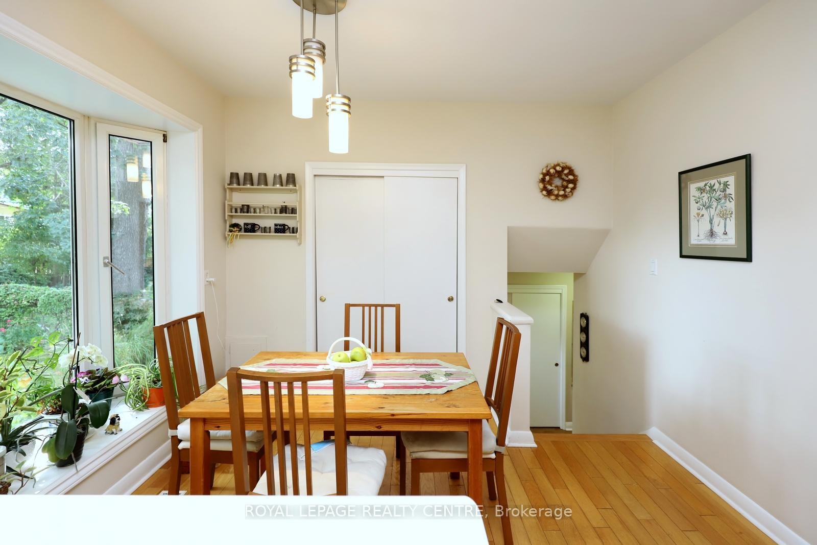 3338 Enniskillen Circle, Mississauga, ON - Indoor Photo Showing Dining Room