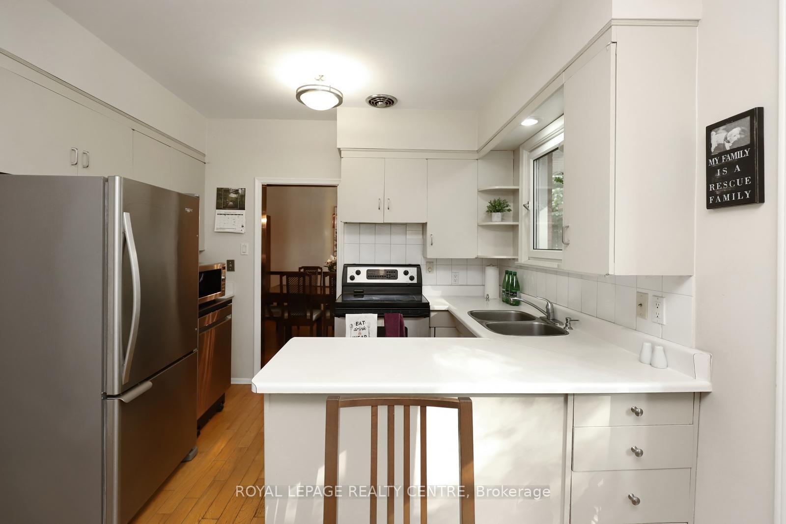 3338 Enniskillen Circle, Mississauga, ON - Indoor Photo Showing Kitchen With Double Sink