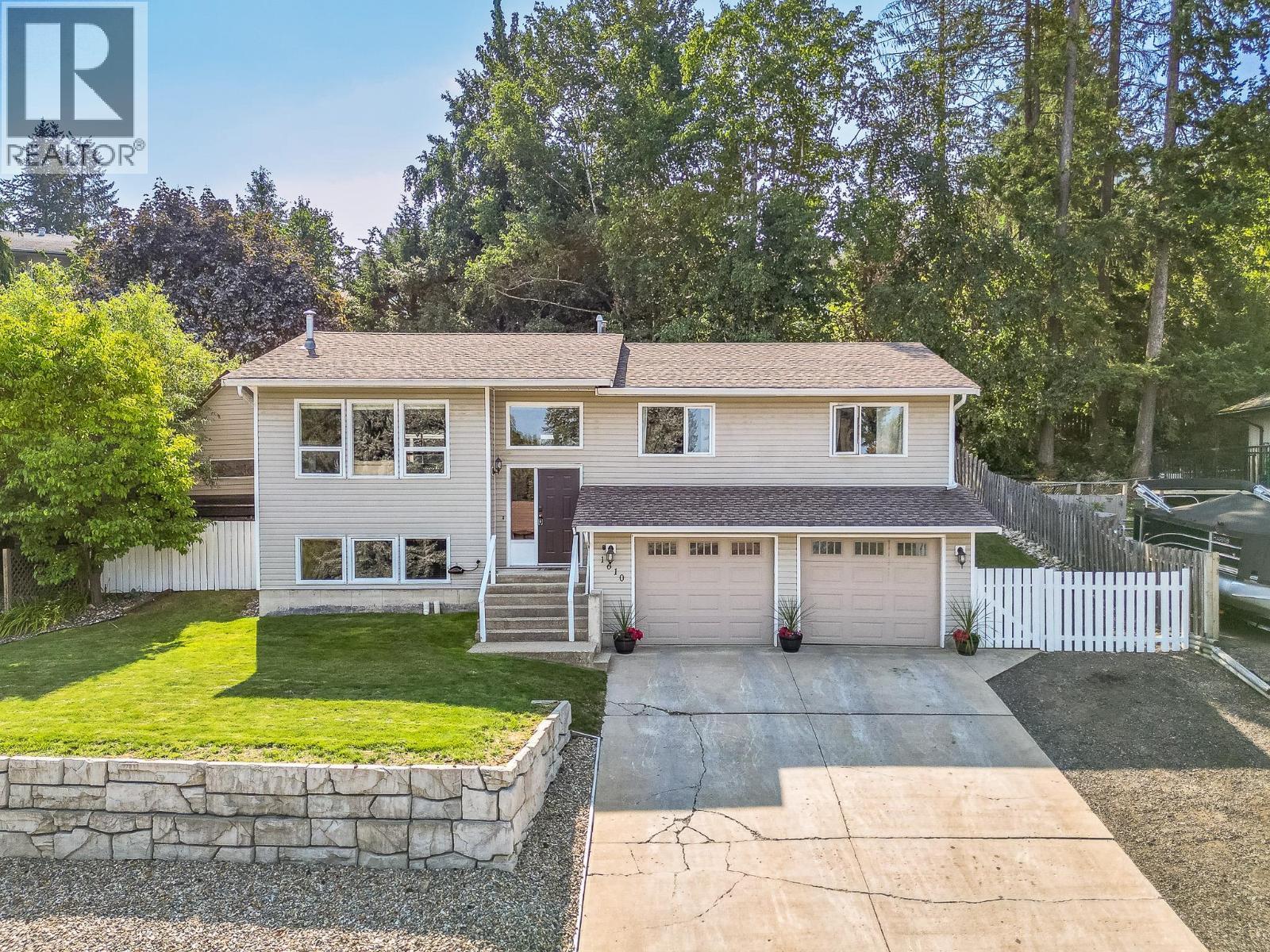 1610 16 Avenue Se, Salmon Arm, BC - Outdoor With Facade