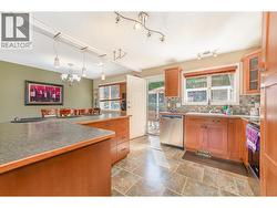 Nice and bight open concept kitchen -