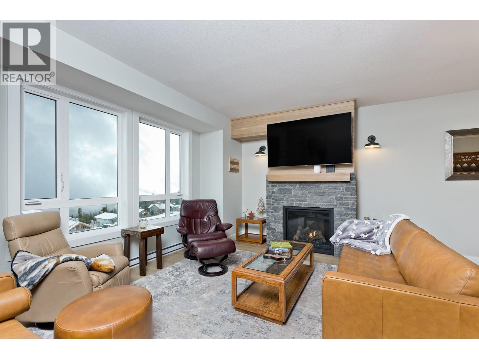 120 Grizzly Ridge Trail Unit# 12, Big White, BC - Indoor Photo Showing Living Room With Fireplace