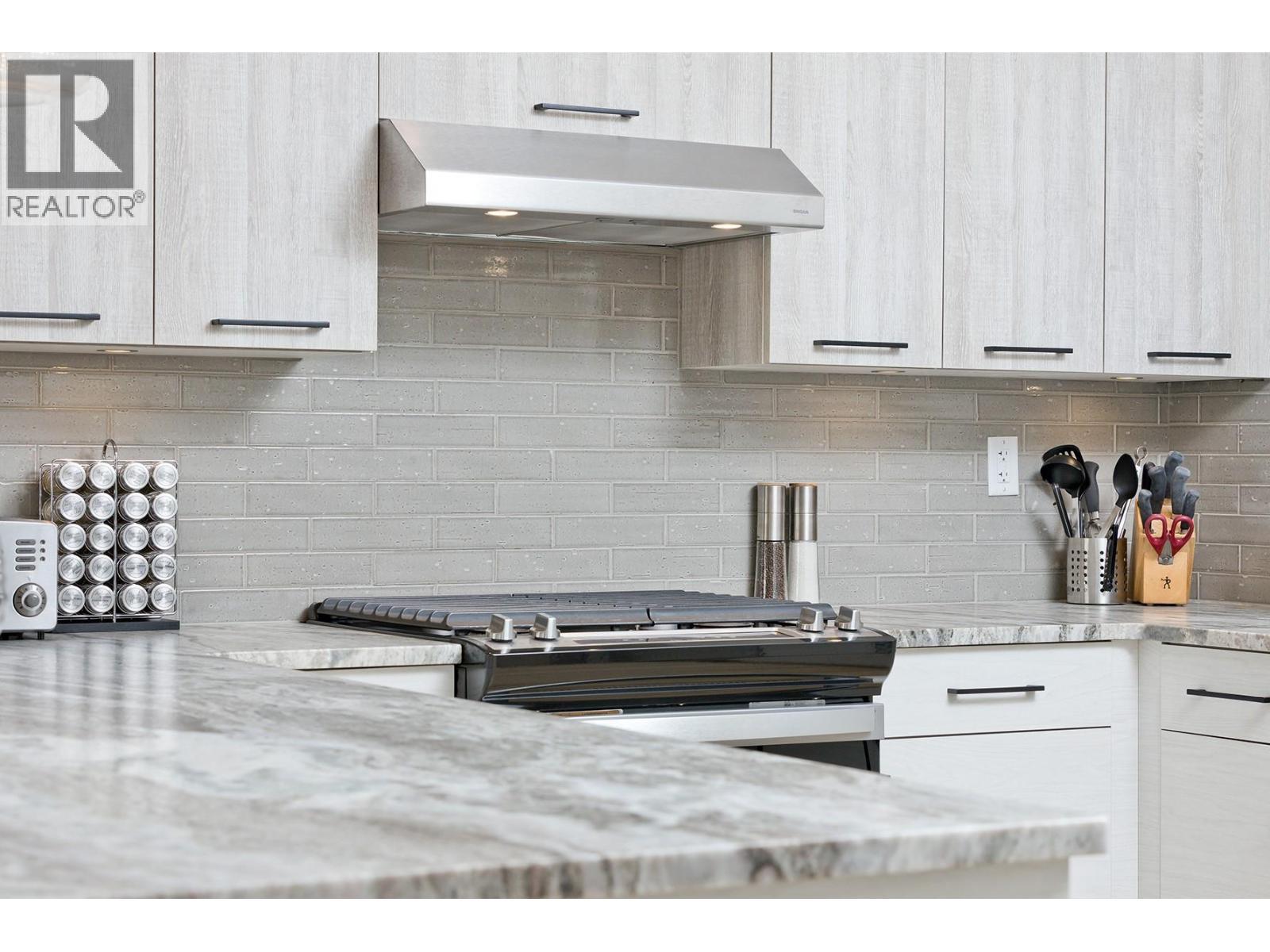 120 Grizzly Ridge Trail Unit# 12, Big White, BC - Indoor Photo Showing Kitchen With Upgraded Kitchen