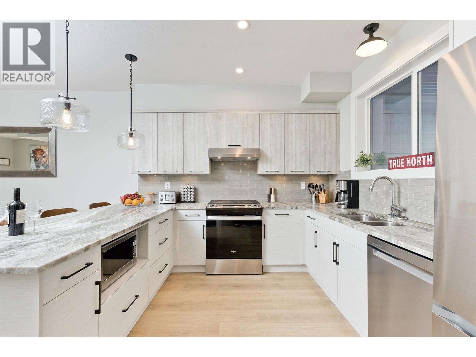 120 Grizzly Ridge Trail Unit# 12, Big White, BC - Indoor Photo Showing Kitchen With Double Sink With Upgraded Kitchen