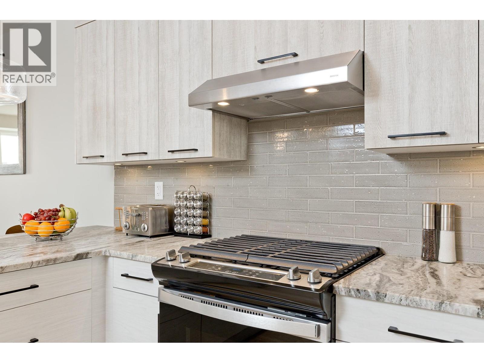 120 Grizzly Ridge Trail Unit# 12, Big White, BC - Indoor Photo Showing Kitchen