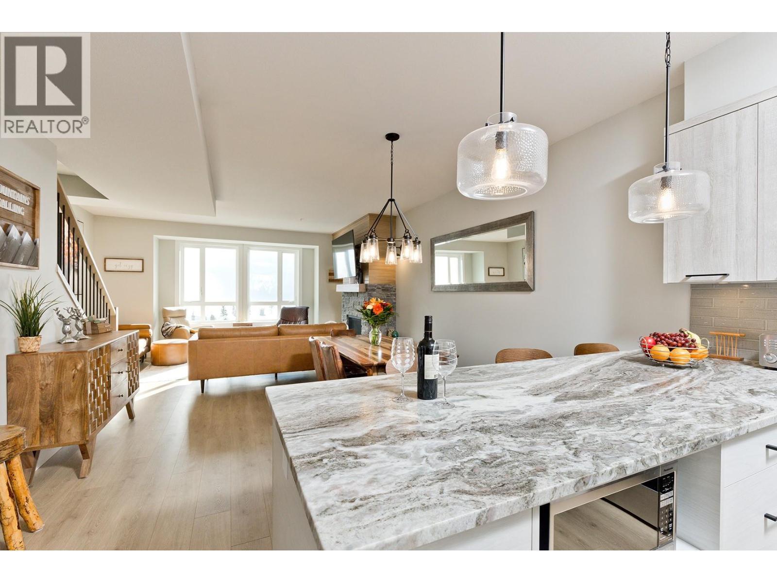 Large, modern great room - 120 Grizzly Ridge Trail Unit# 12, Big White, BC - Indoor