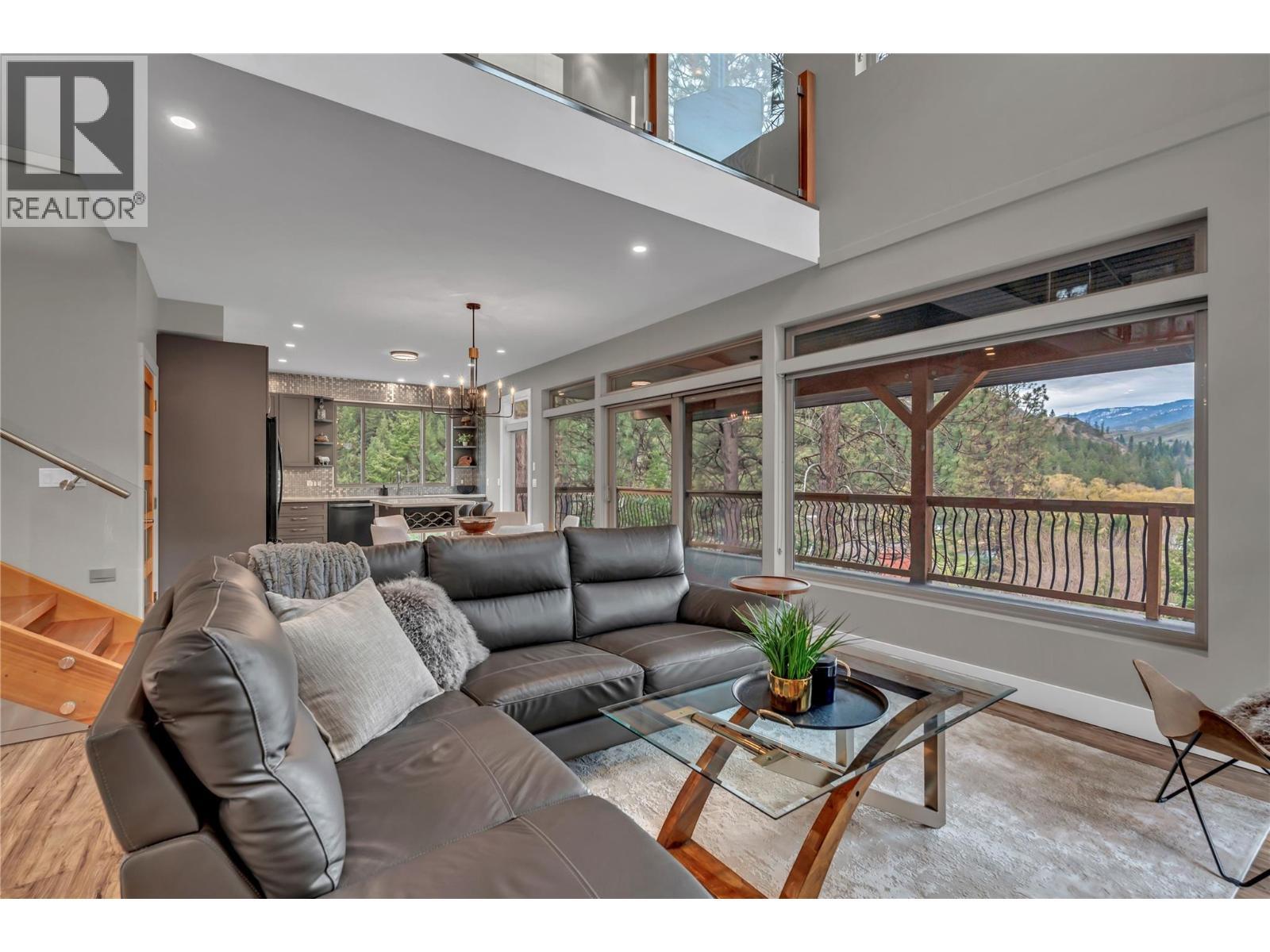 109 Fairway Drive, Kaleden, BC - Indoor Photo Showing Living Room