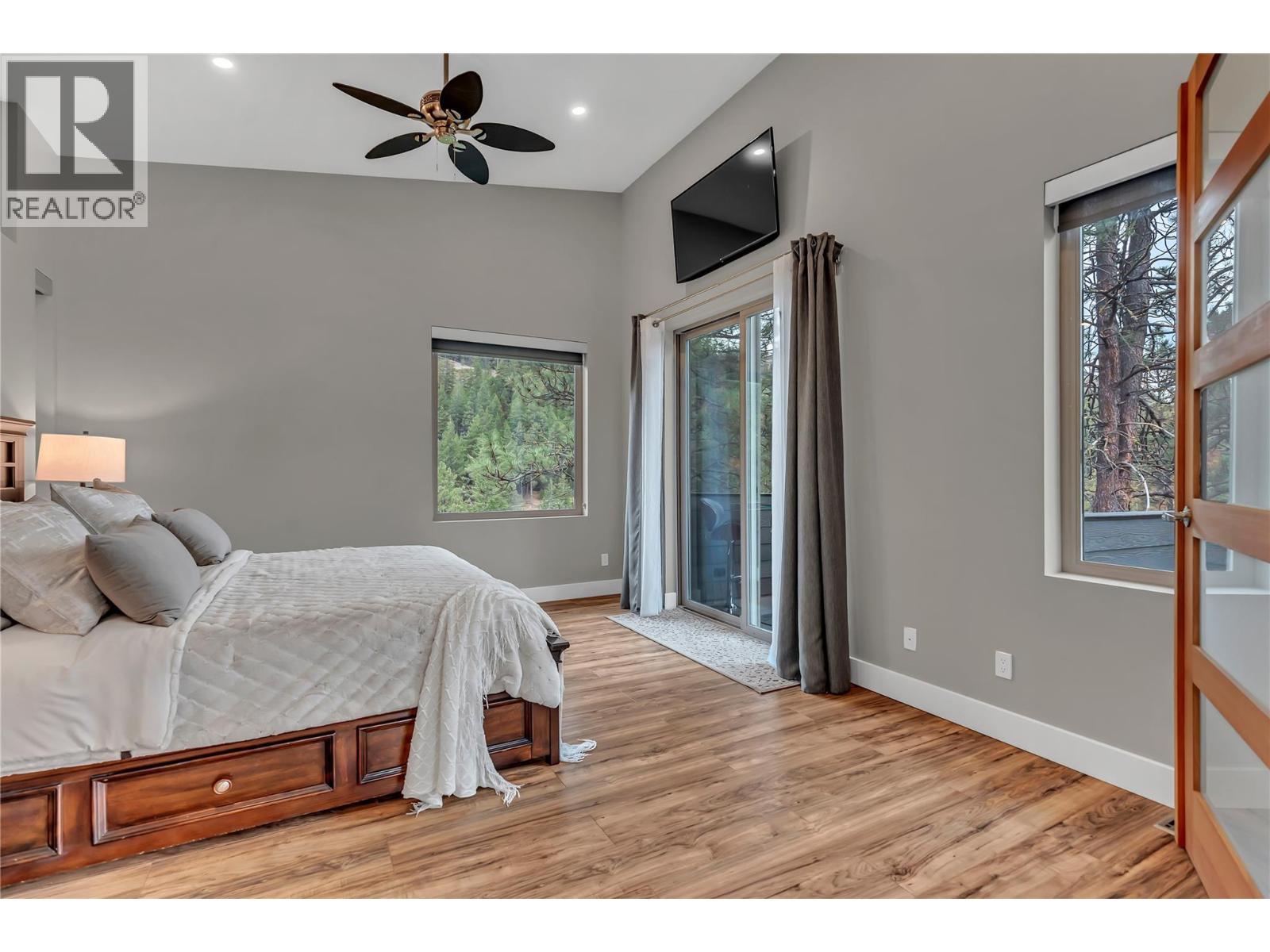 109 Fairway Drive, Kaleden, BC - Indoor Photo Showing Bedroom