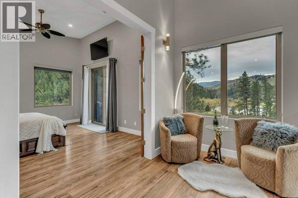 109 Fairway Drive, Kaleden, BC - Indoor Photo Showing Living Room