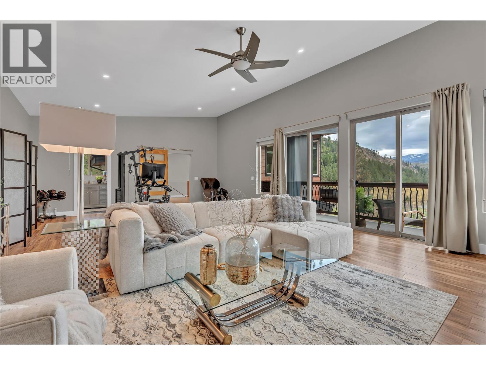 109 Fairway Drive, Kaleden, BC - Indoor Photo Showing Living Room