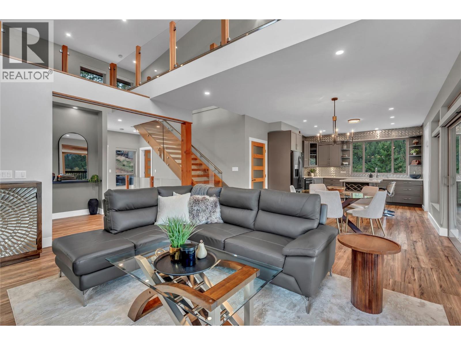 109 Fairway Drive, Kaleden, BC - Indoor Photo Showing Living Room