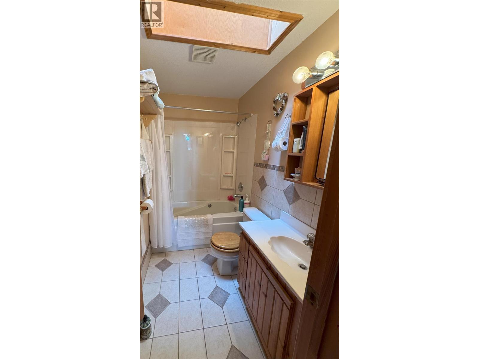 1605 24Th Avenue S, Cranbrook, BC - Indoor Photo Showing Bathroom