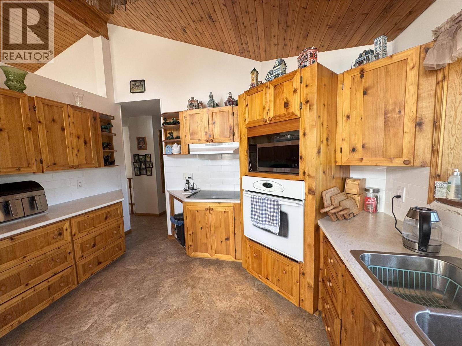 1605 24Th Avenue S, Cranbrook, BC - Indoor Photo Showing Kitchen With Double Sink