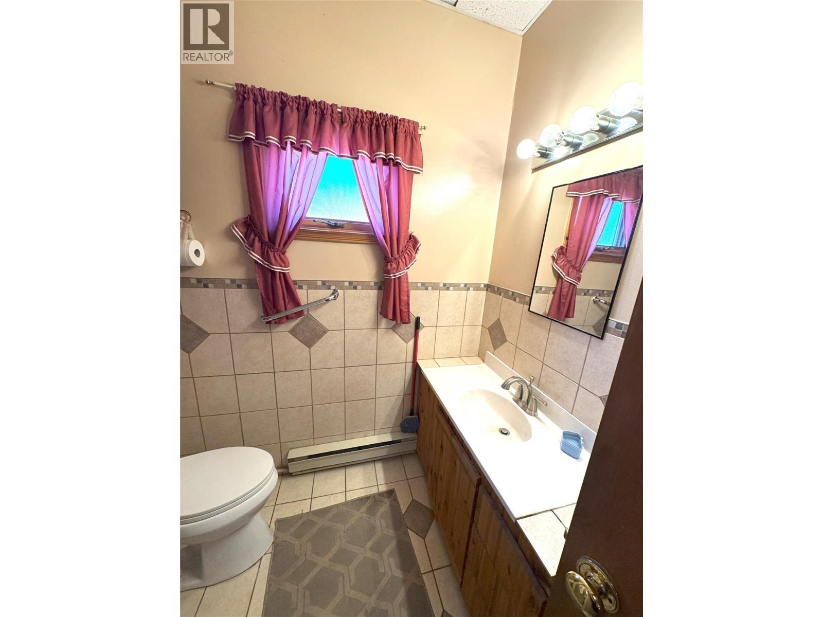 1605 24Th Avenue S, Cranbrook, BC - Indoor Photo Showing Bathroom