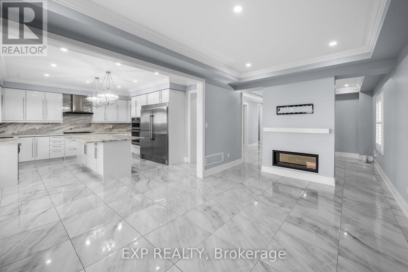 35 Tyndall Drive, Bradford West Gwillimbury, ON - Indoor Photo Showing Kitchen
