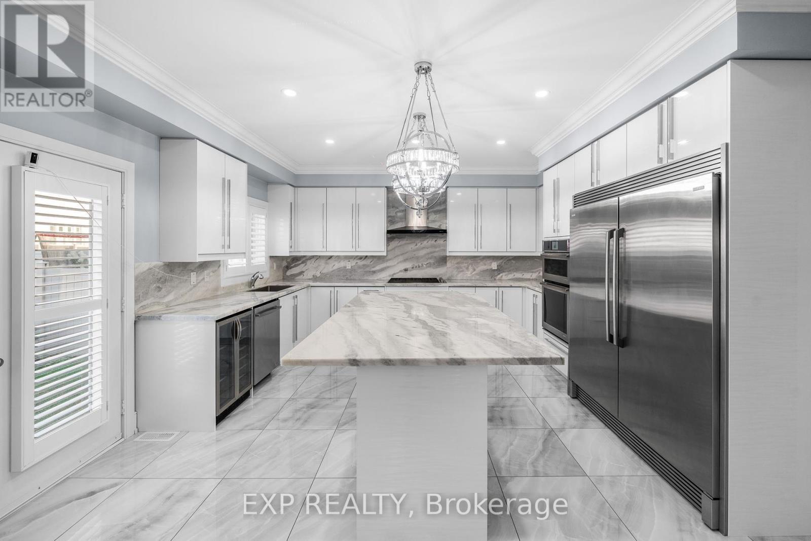 35 Tyndall Drive, Bradford West Gwillimbury, ON - Indoor Photo Showing Kitchen