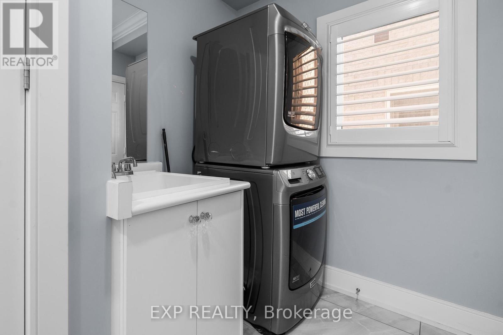 35 Tyndall Drive, Bradford West Gwillimbury, ON - Indoor Photo Showing Laundry Room