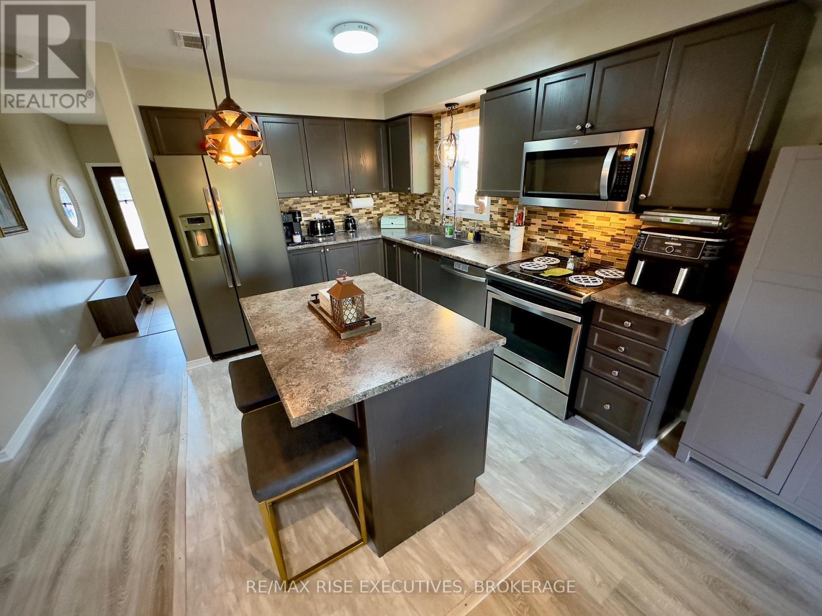 1651 Crimson Crescent, Kingston (City Northwest), ON - Indoor Photo Showing Kitchen With Upgraded Kitchen