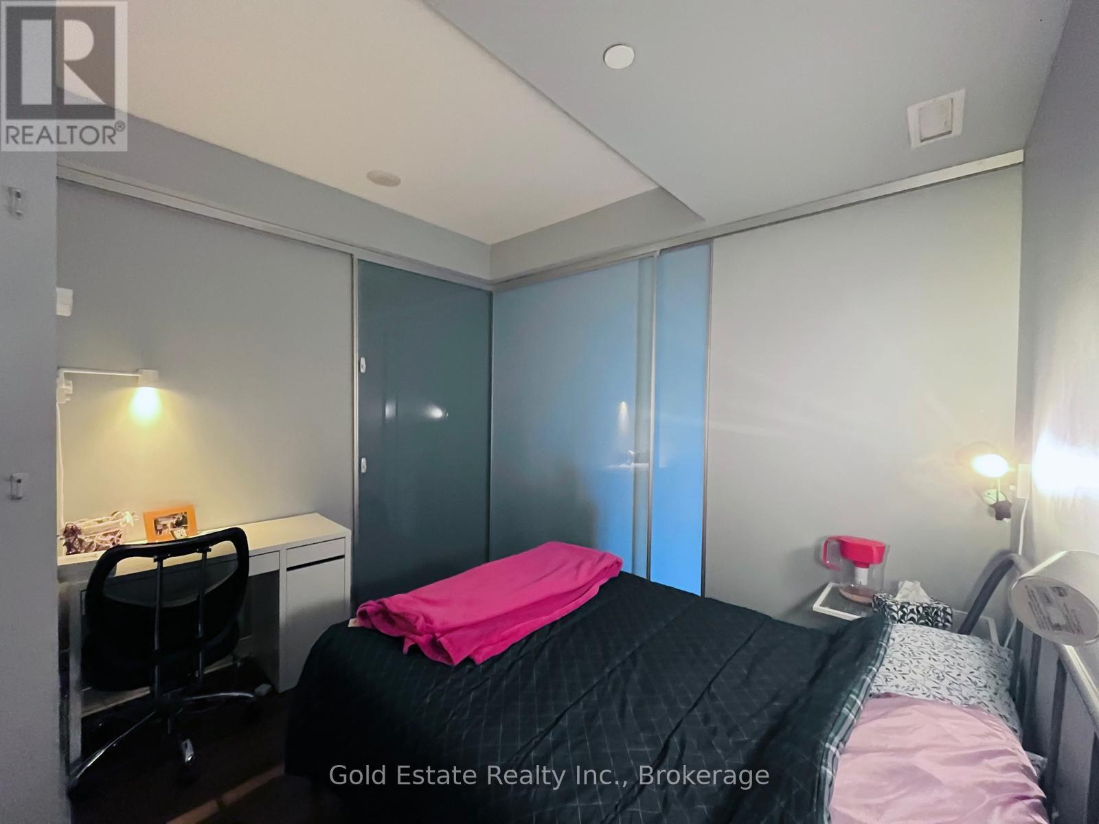 810 - 210 Simcoe Street, Toronto, ON - Indoor Photo Showing Bedroom