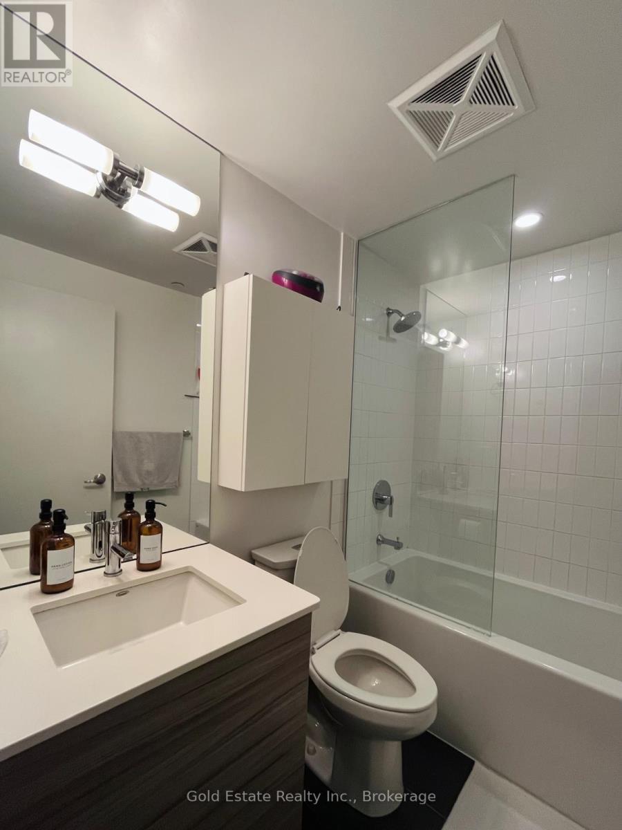 810 - 210 Simcoe Street, Toronto, ON - Indoor Photo Showing Bathroom