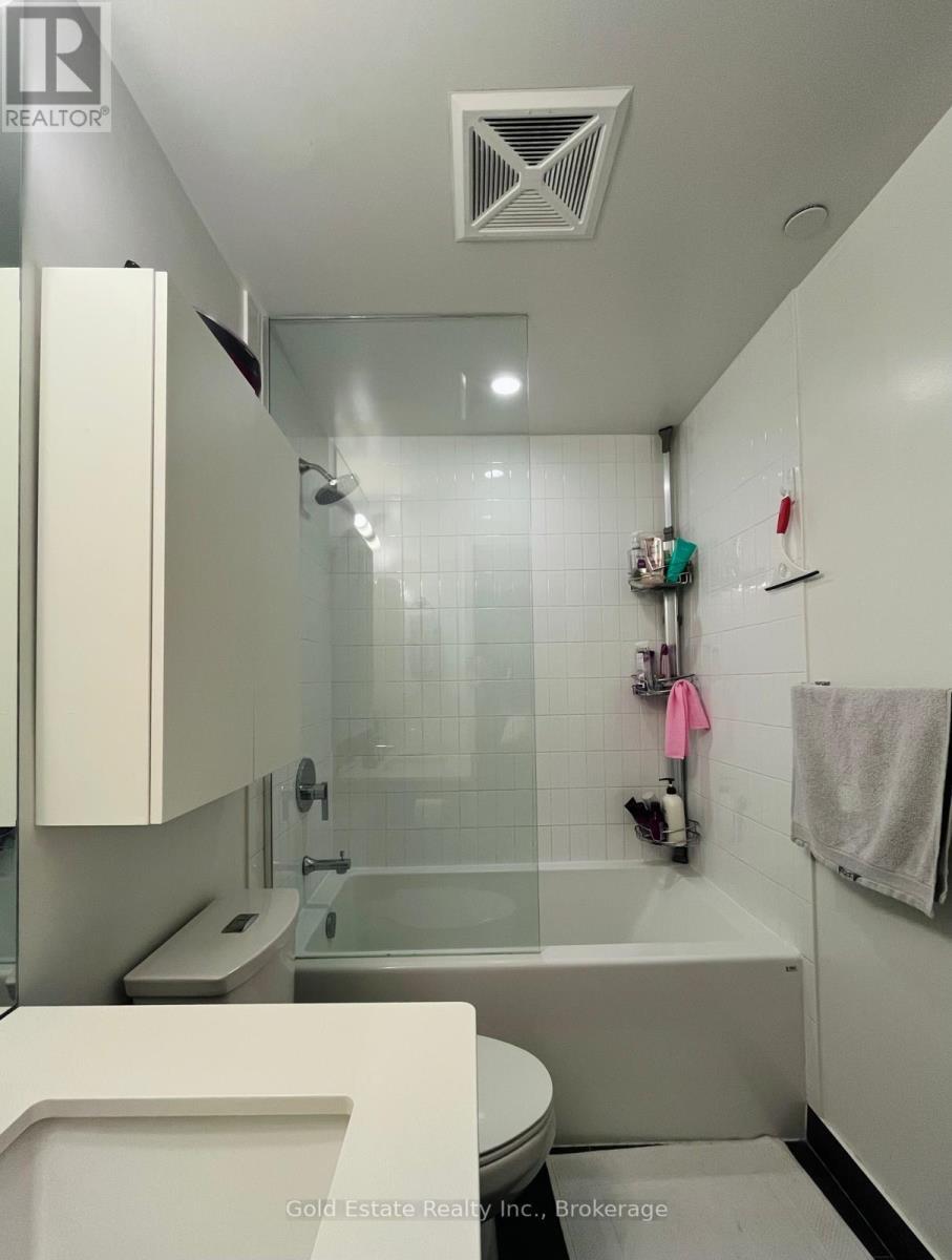 810 - 210 Simcoe Street, Toronto, ON - Indoor Photo Showing Bathroom