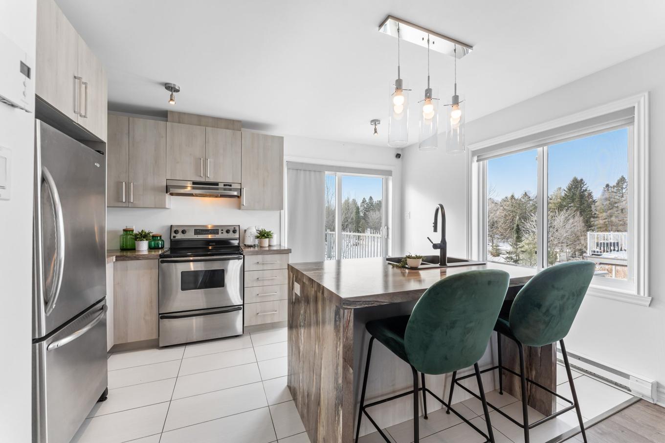 Cuisine - 9804 Rue Henri-Piché, Mirabel, QC - Indoor Photo Showing Kitchen With Upgraded Kitchen