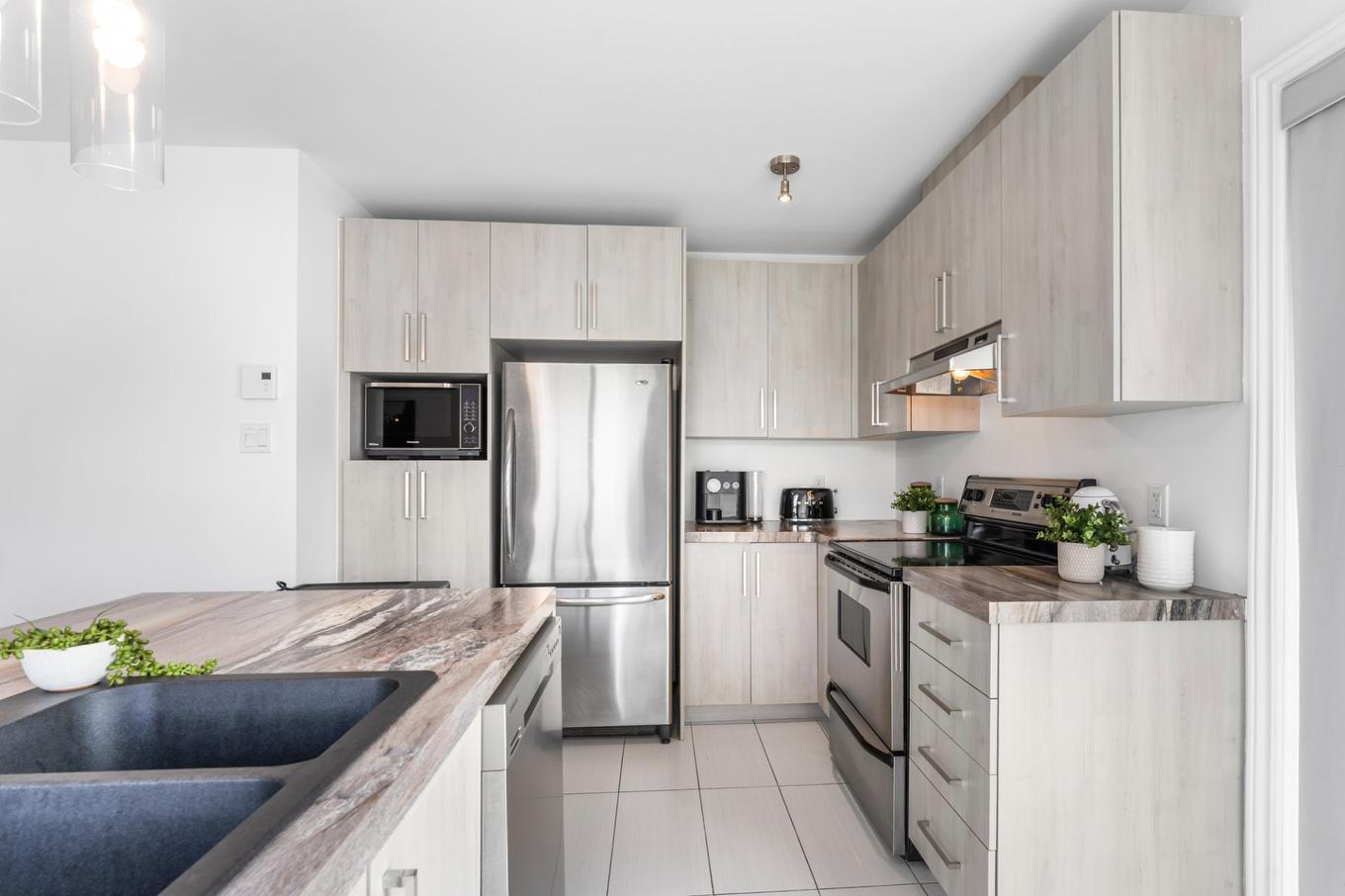 Cuisine - 9804 Rue Henri-Piché, Mirabel, QC - Indoor Photo Showing Kitchen With Double Sink