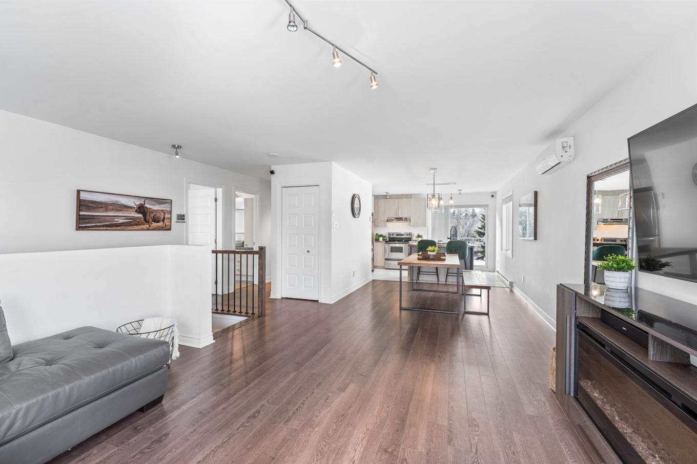 Vue d'ensemble - 9804 Rue Henri-Piché, Mirabel, QC - Indoor Photo Showing Living Room With Fireplace
