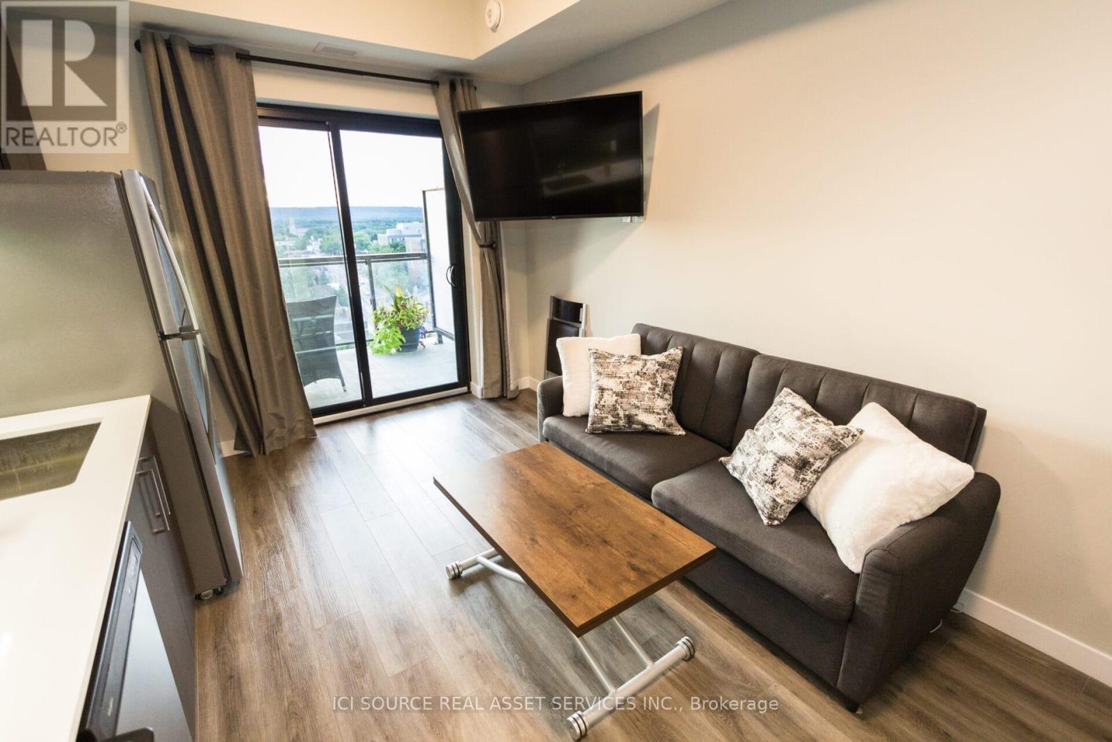 1105 - 15 Queen Street S, Hamilton, ON - Indoor Photo Showing Living Room