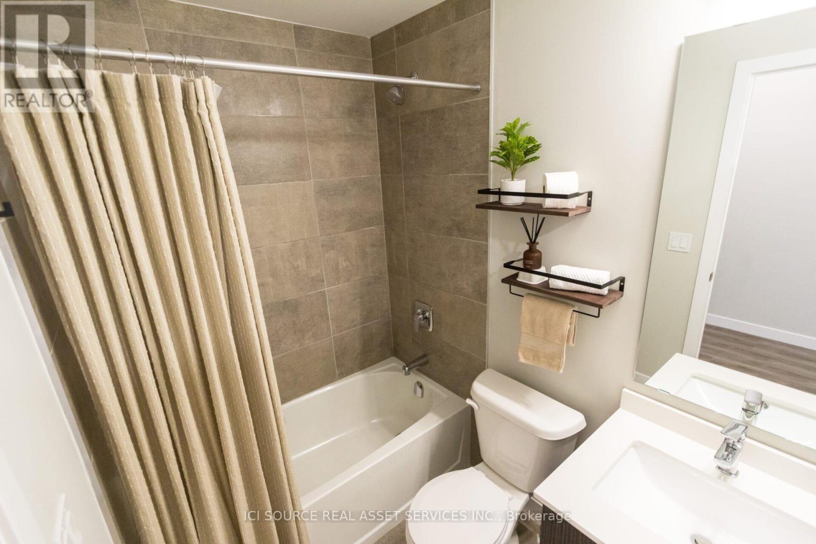 1105 - 15 Queen Street S, Hamilton, ON - Indoor Photo Showing Bathroom