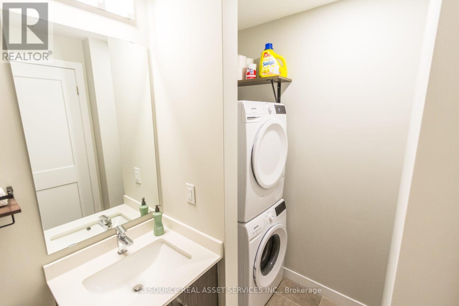 1105 - 15 Queen Street S, Hamilton, ON - Indoor Photo Showing Laundry Room