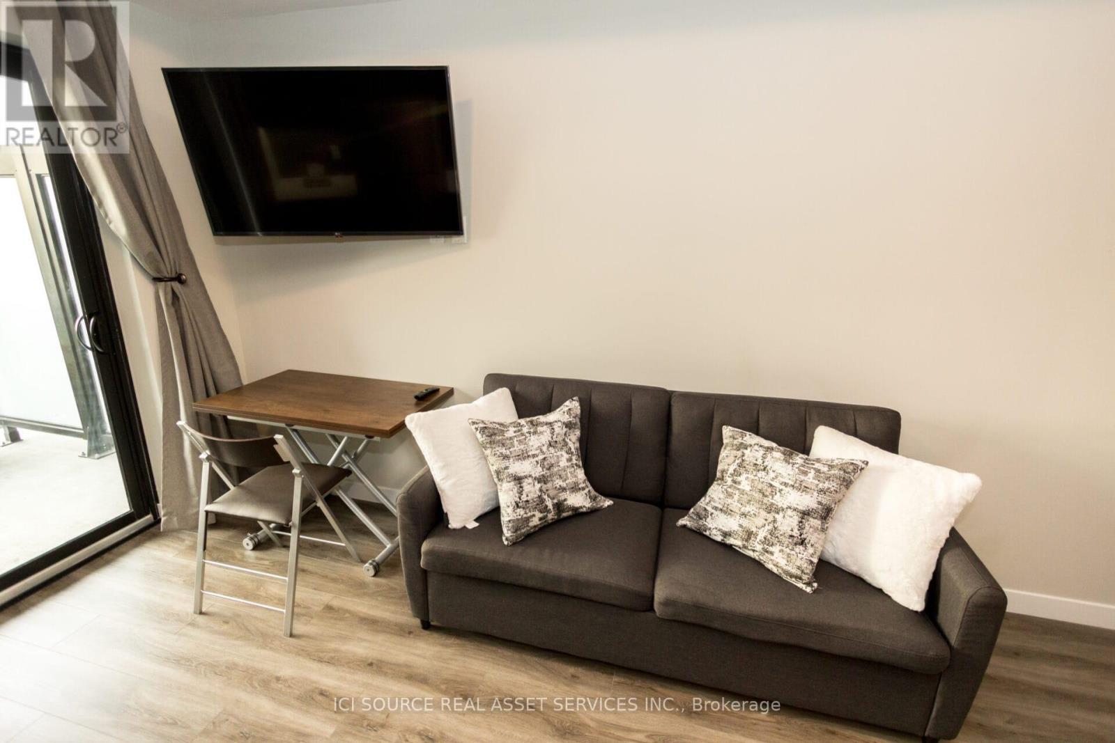 1105 - 15 Queen Street S, Hamilton, ON - Indoor Photo Showing Living Room